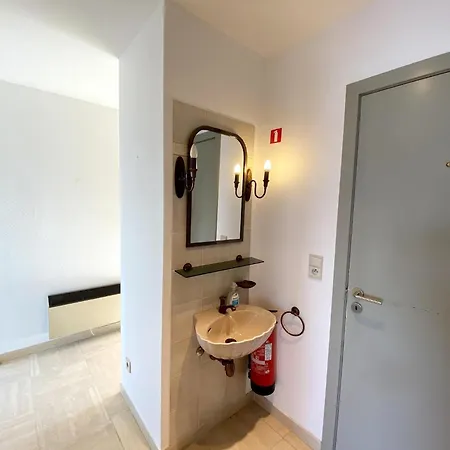 Attic In By The * Ньивпорт