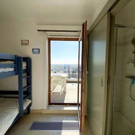 Attic In By The * Ньивпорт